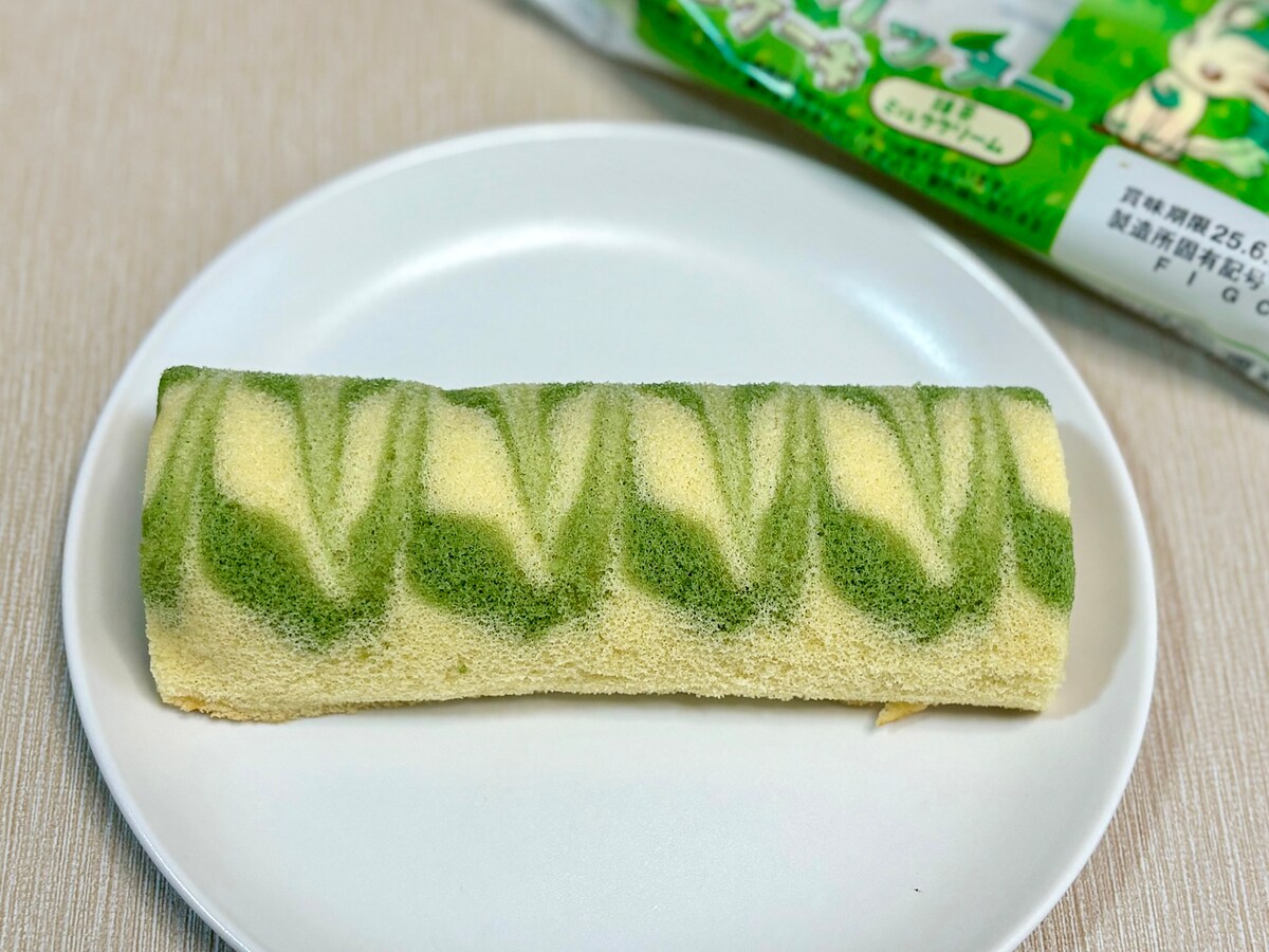 生地にはリーフィアをイメージした葉っぱのような模様が入っています。美しい！ 