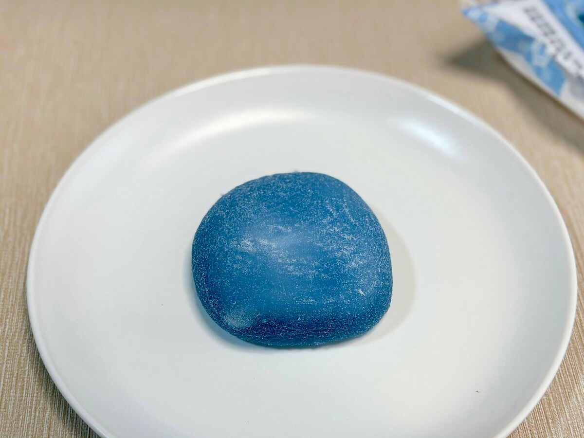 真っ青なビジュアルがインパクト抜群！ じゃりっとしたラムネクリームはクセになるおいしさです