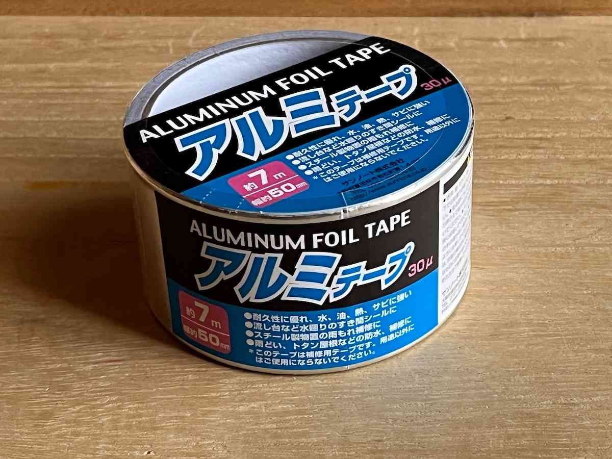 セリアの洗面台の隙間ガード「アルミテープ」で、汚れや水をブロック