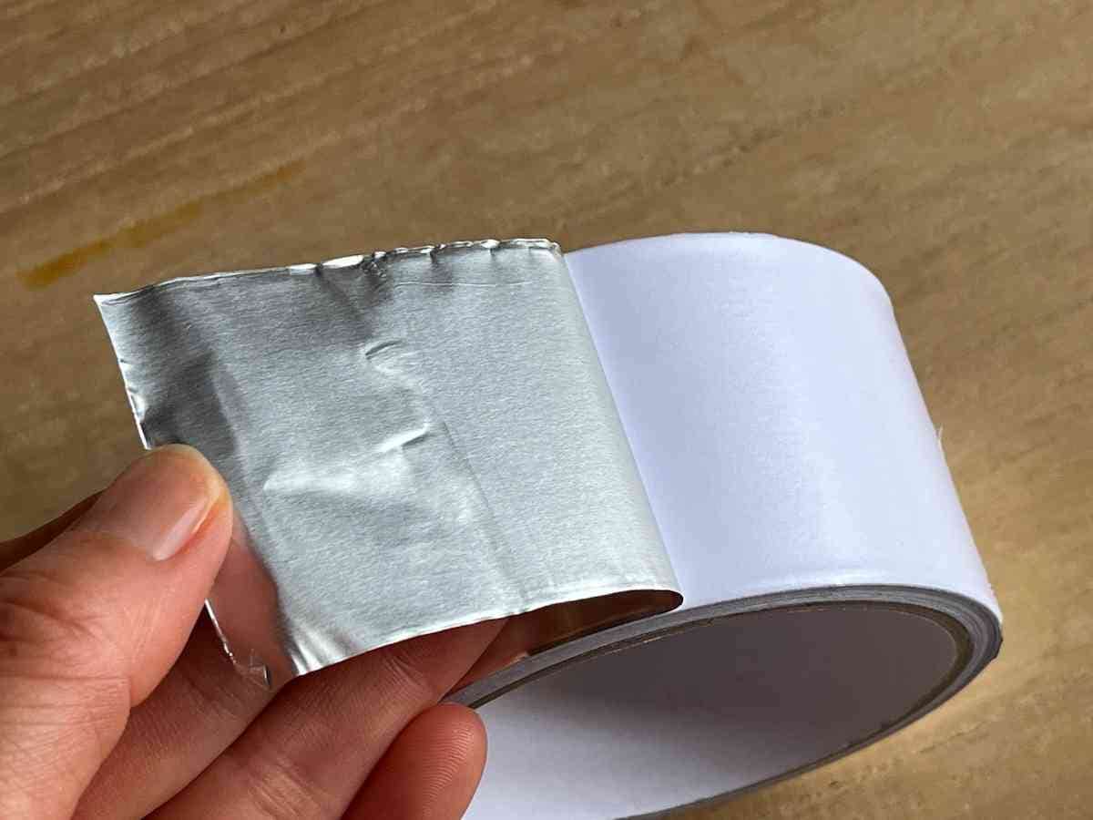 セリアの「アルミテープ」ははくり紙から剥がして使う