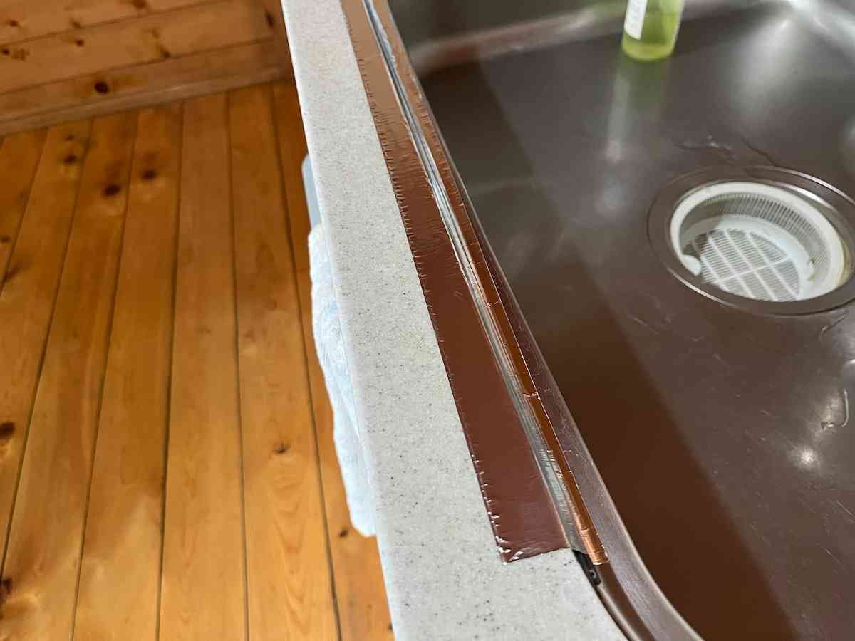 色を考えると、キッチンのシンクの方が目立たない