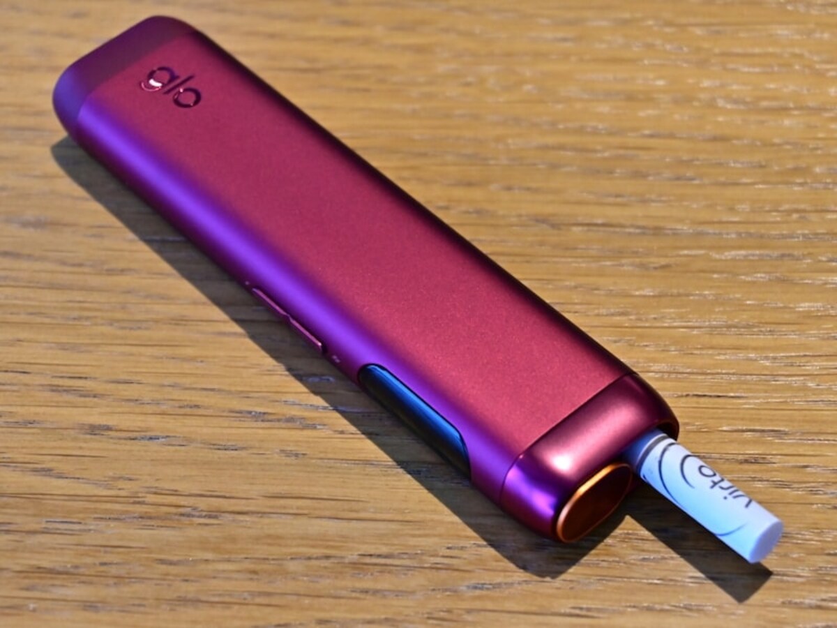 glo Hiloにたばこスティックを挿した様子