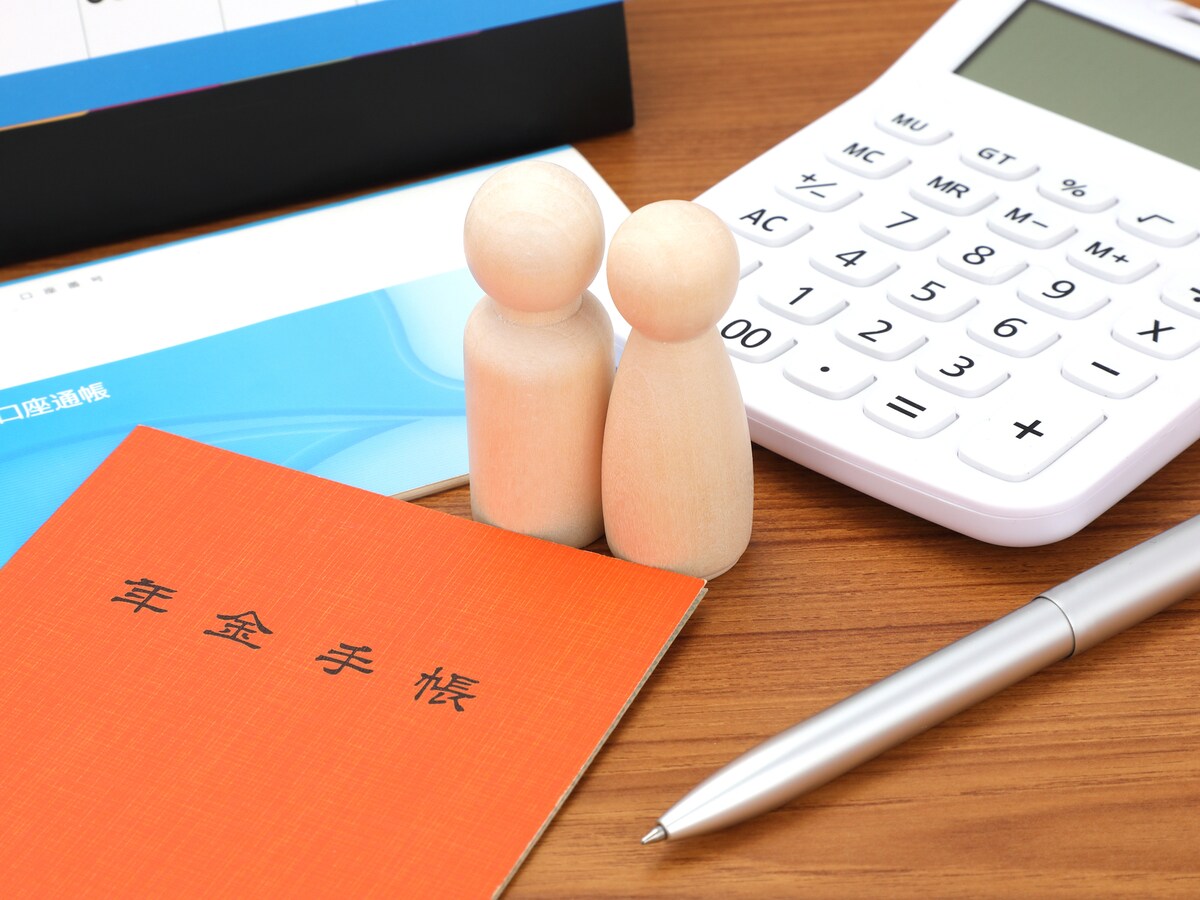 老後のためと信じて選ぶ年金の受け取り方。しかし「繰下げがお得」という常識を疑わないと、数百万円をドブに捨てることになるかも。 ※画像出典：PIXTA
