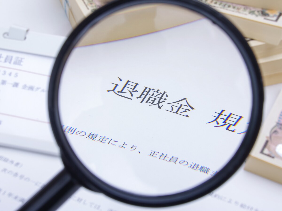 60歳以降も働くなら、退職のタイミングに要注意！ 実は退職日が1日違うだけで、もらえる失業手当が50万円近く減ってしまう落とし穴があります。※画像出典：PIXTA