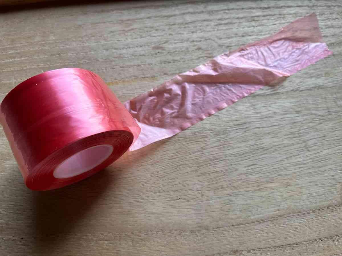 セリアの「PE平巻きテープA 赤」