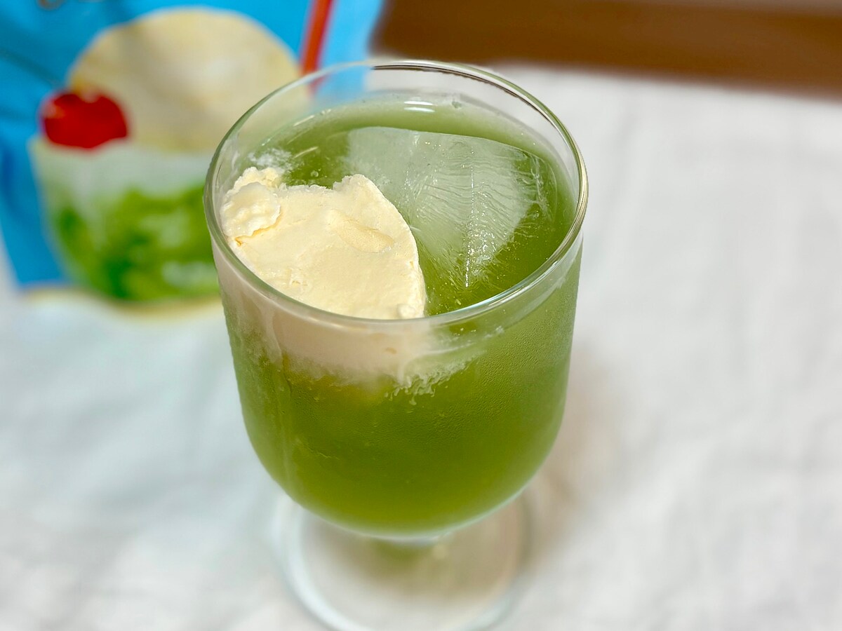 アイスをトッピングすれば、より、お店で飲むクリームソーダのような本格的な仕上がりに。見た目もかわいらしい！