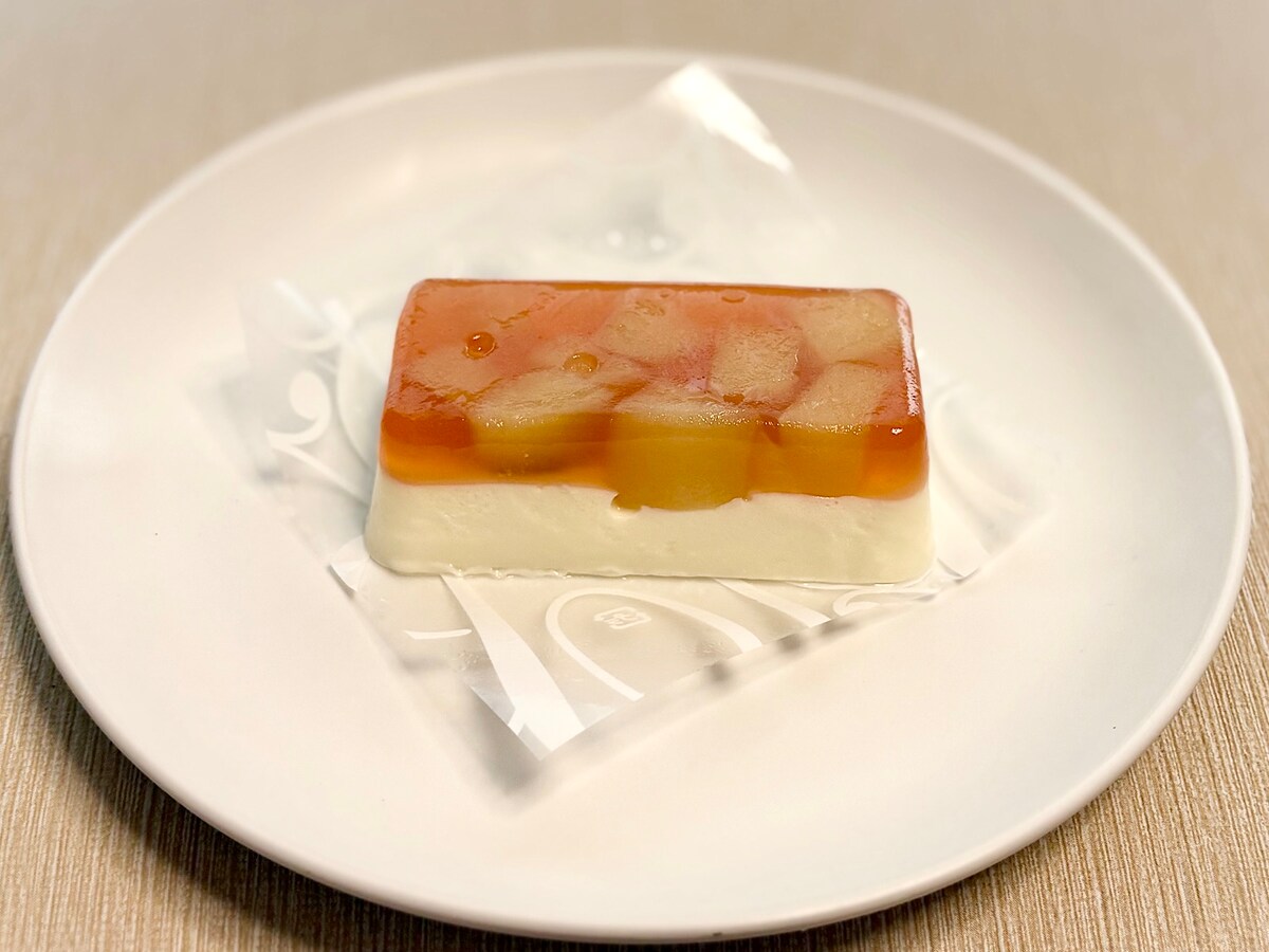 「桃のレアチーズケーキ」279円（税込） 