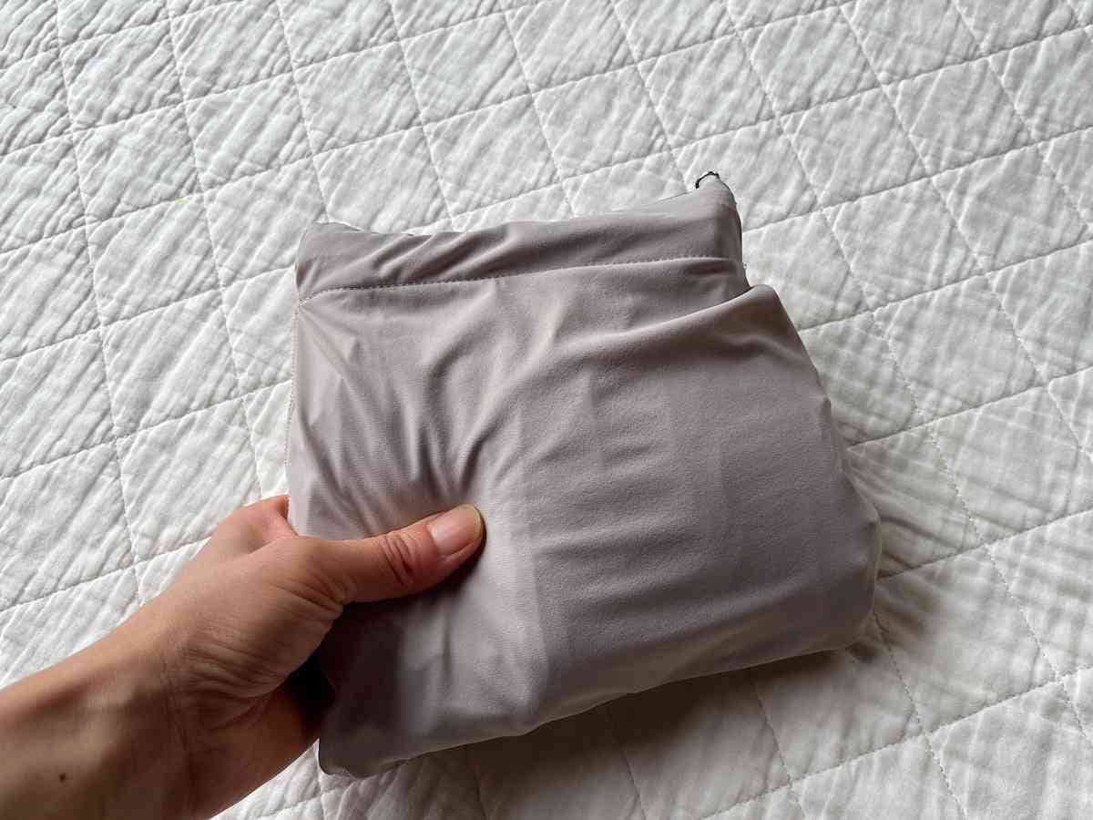 ワークマンの「レディースハイストレッチUVクールモンパン」はたたんで収納袋に入れるとコンパクトになる
