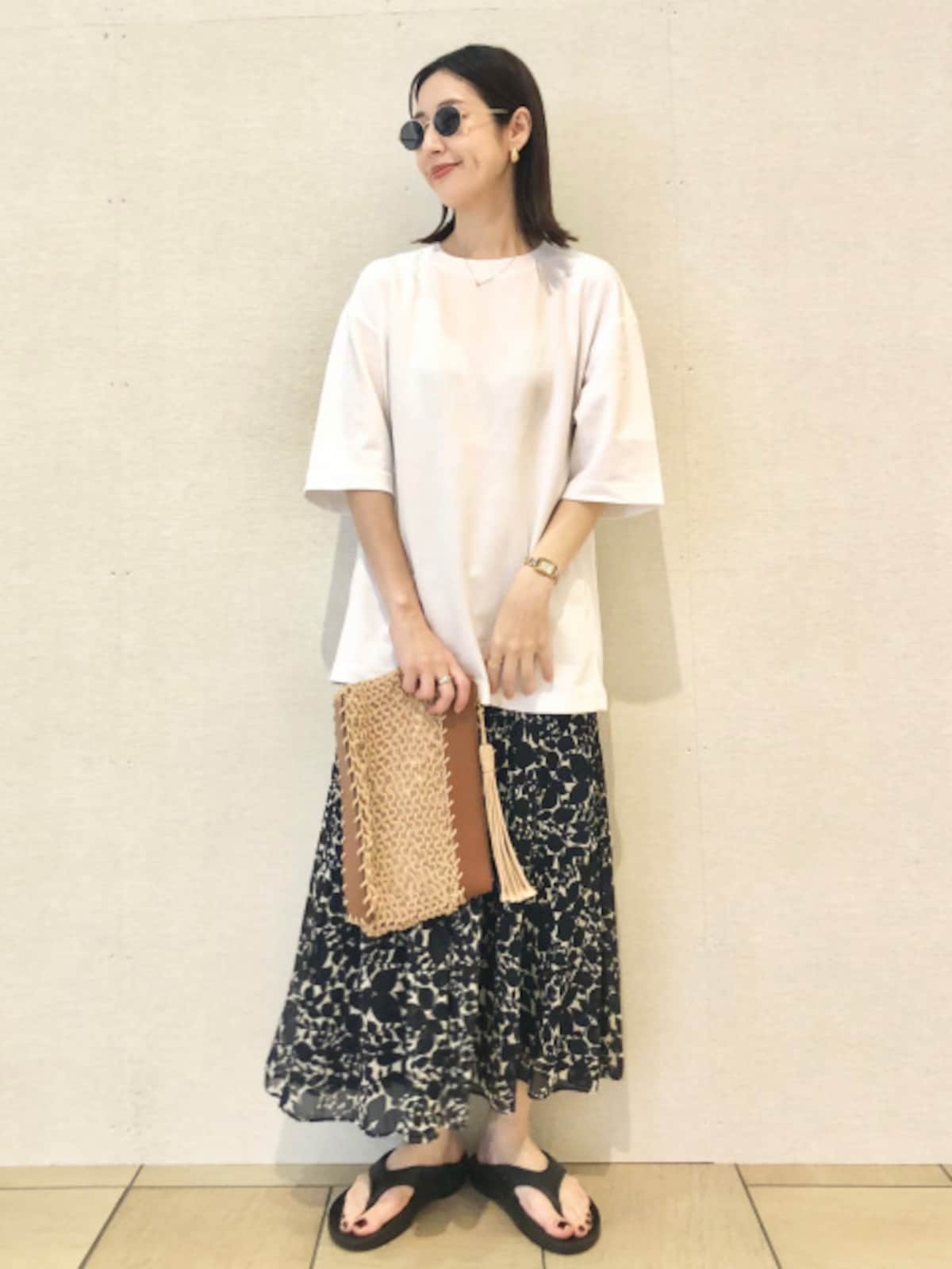 総柄のシフォンスカートをTシャツでカジュアルに　出典：StyleHint