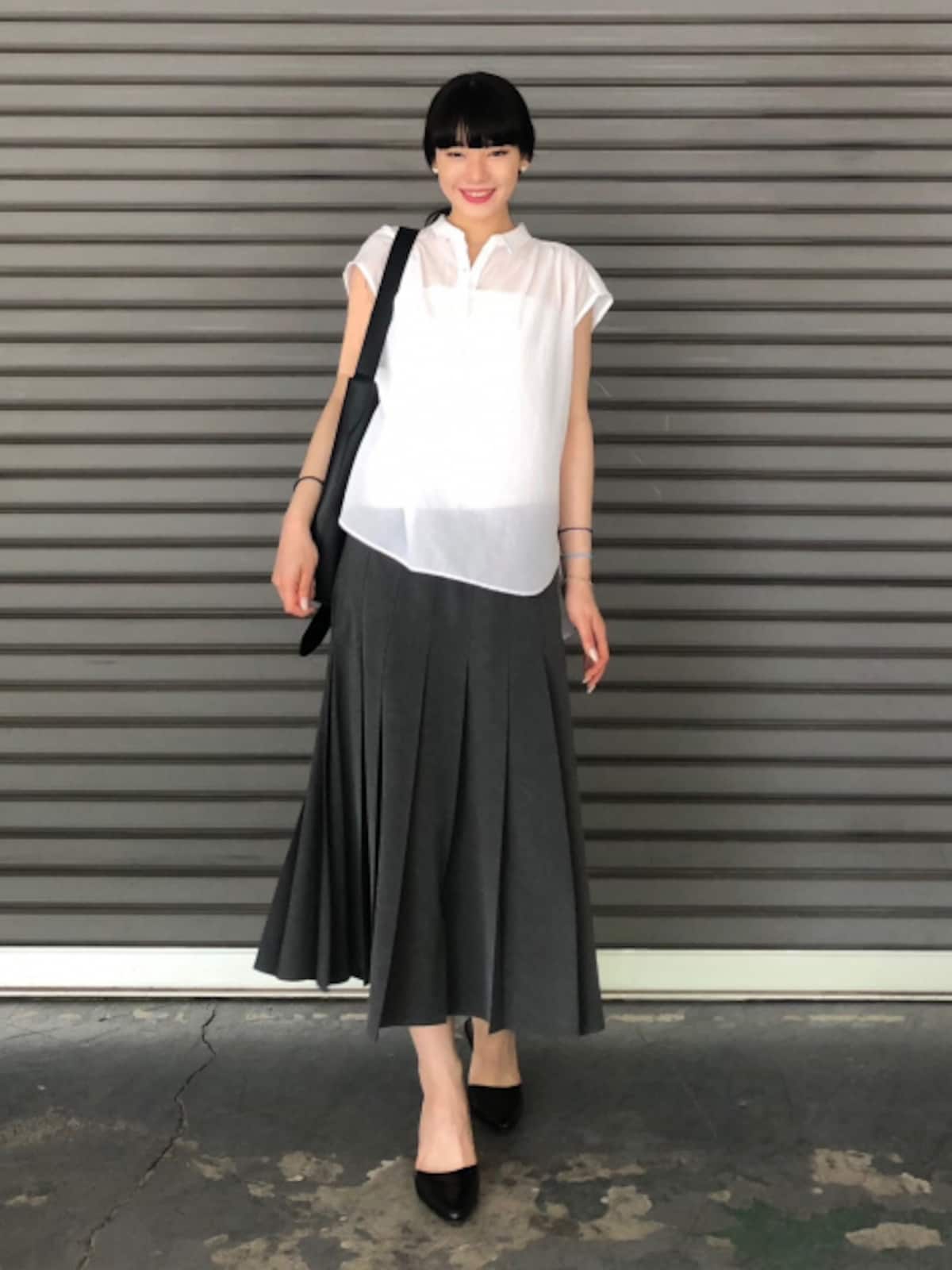 トレンドのプリーツスカートをいち早く取り入れて　出典：StyleHint