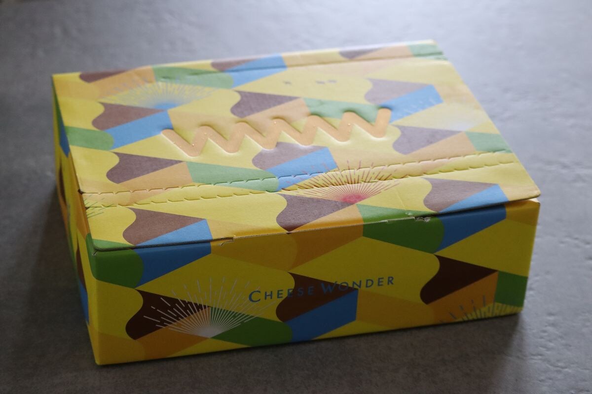 CHEESE WONDER CAMEL YELLOWのワクワクするデザインのパッケージもお取り寄せの気分を上げてくれる