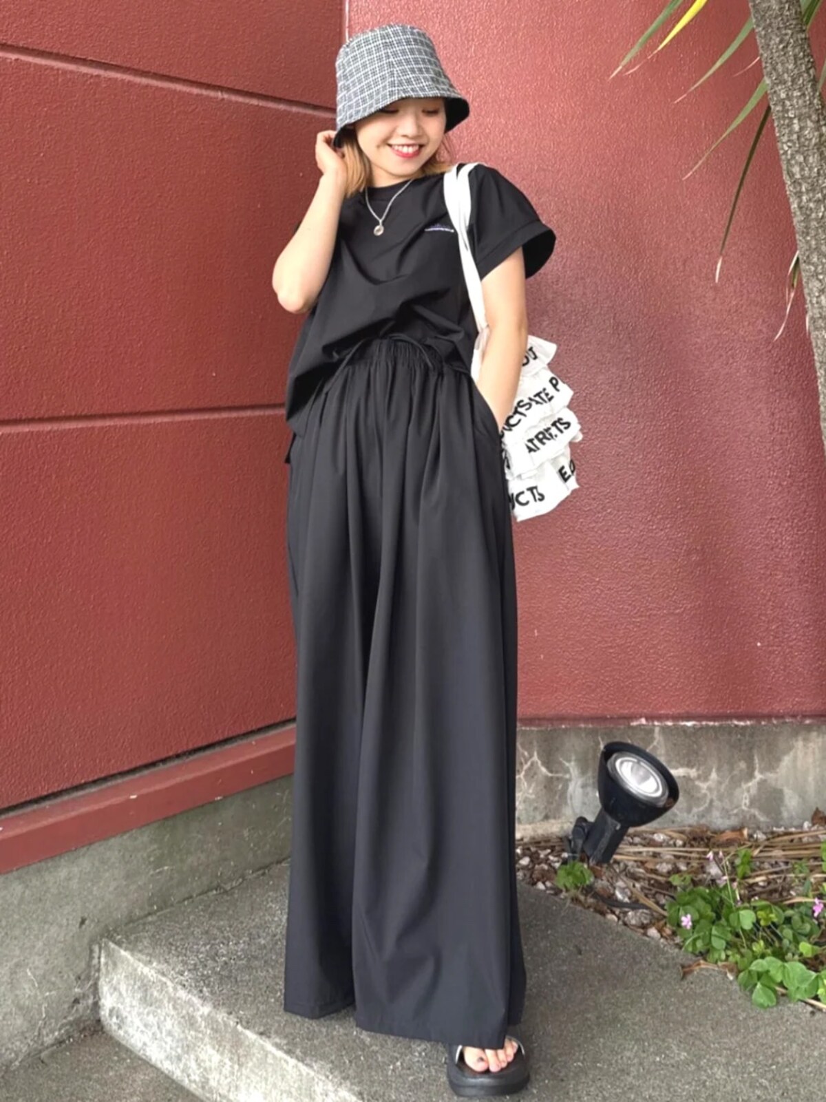 ダークカラーならシックで大人っぽい印象に　出典：WEAR