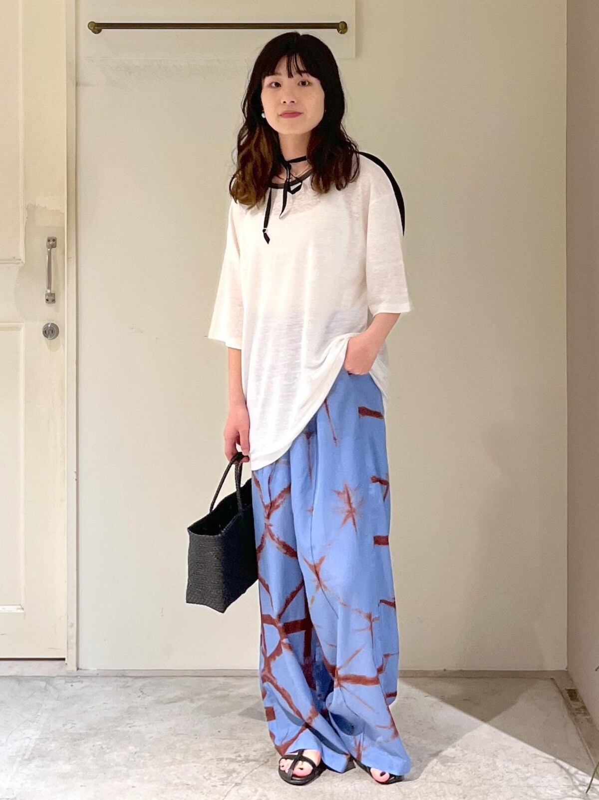 ゆったりとしたサイズで動きやすい柄ボトムスコーデ　出典：WEAR