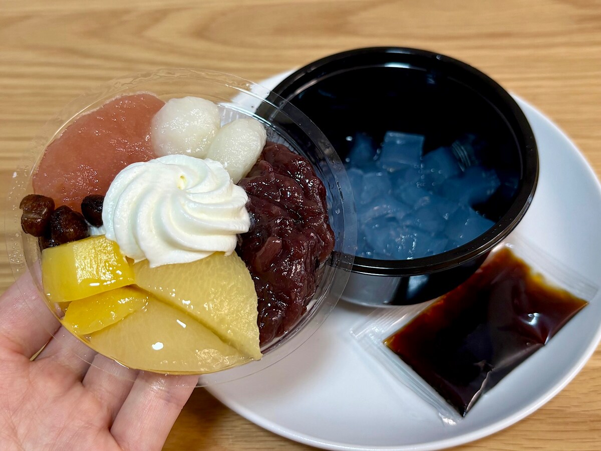 カップをあけると底には寒天が入っていて2層仕様。食べる直前で黒蜜と混ぜていただきます！