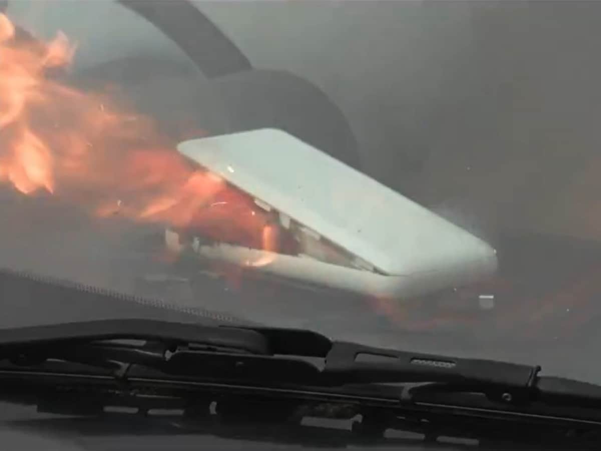 車のダッシュボード上に放置したモバイルバッテリーから炎が…… ※画像：ナイト（独立行政法人製品評価技術基盤機構） 公式X