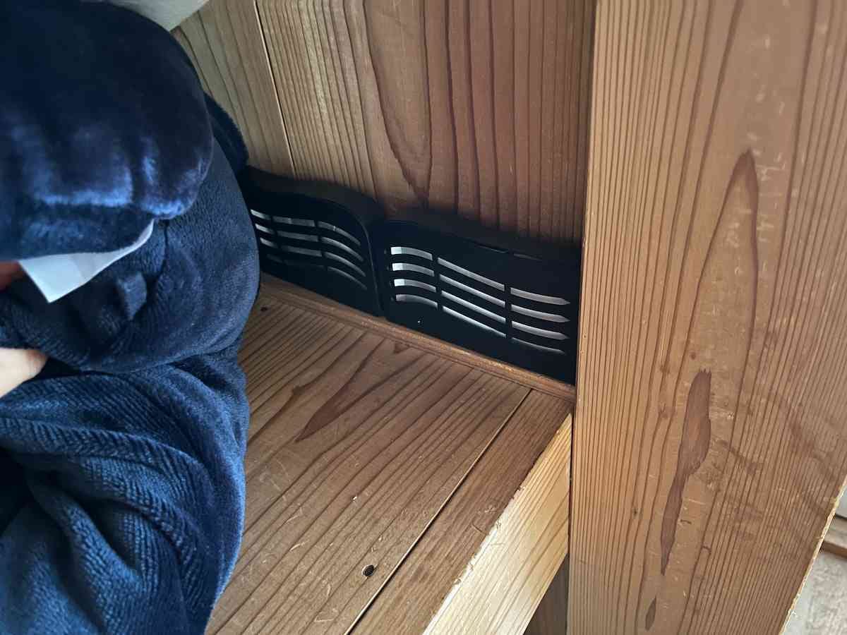 セリアの「炭除湿消臭剤 押入れ用」は押入れの中に入れやすい