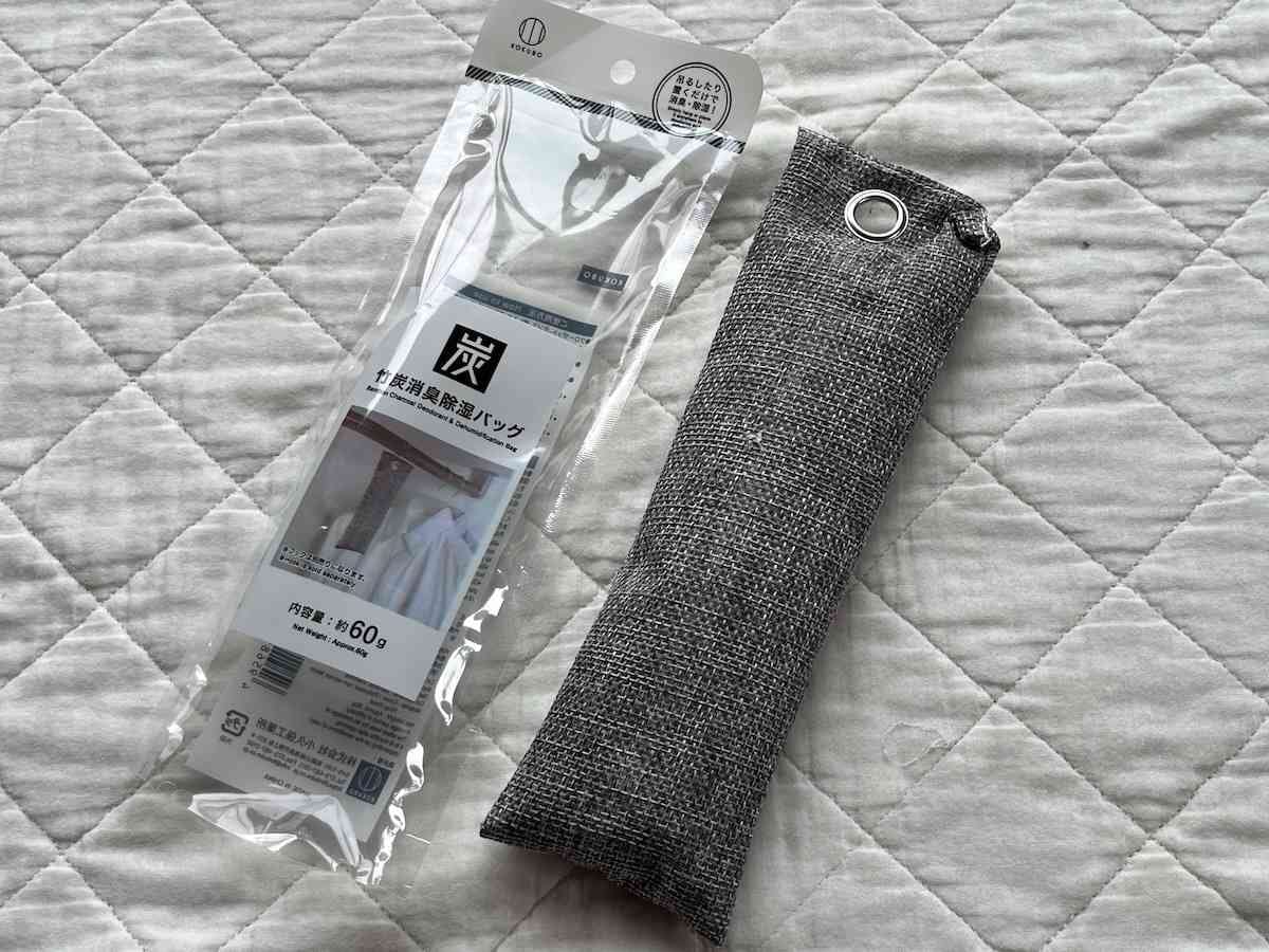 セリアの「竹炭消臭除湿バッグ」
