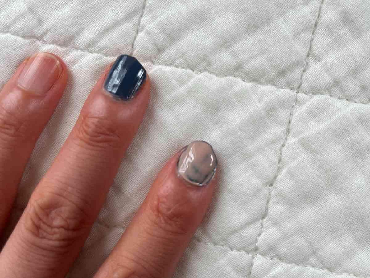 セリアの「1日だけのネイル隠し」を1回つけている