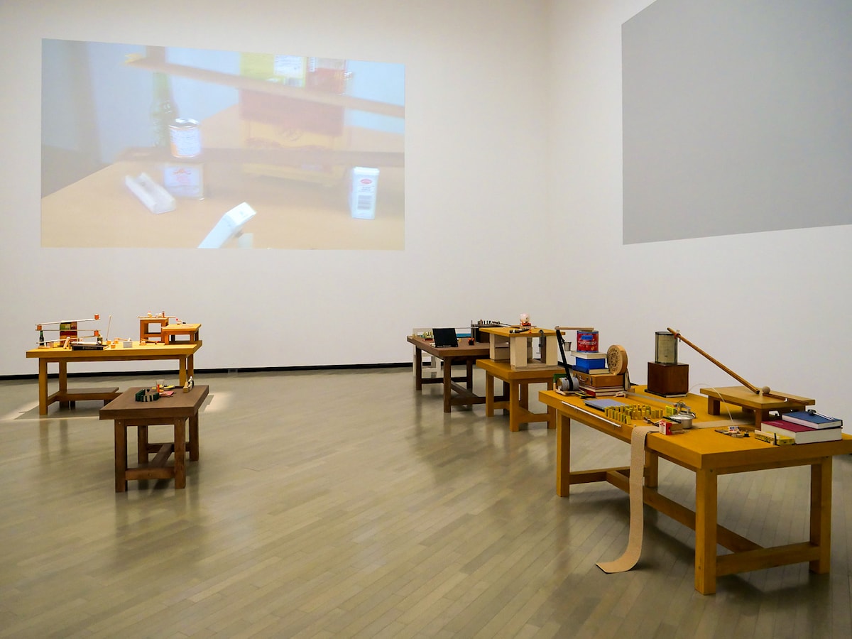 「ピタゴラ装置」の現物（4台）も特別展示：横浜美術館「佐藤雅彦展」展示風景（筆者撮影）