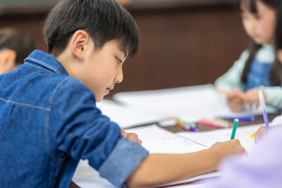 通知表を廃止する学校もあれば、通知表を再開する学校も（画像：PIXTA）
