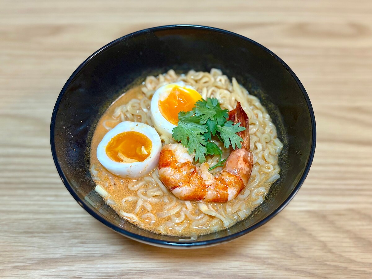 筆者は、エビ、煮卵、タケノコ、パクチーを入れてみました！ 