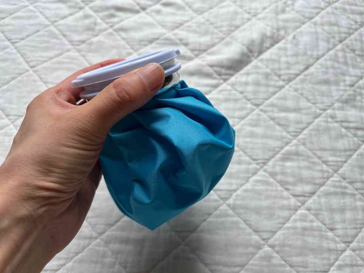 ダイソーの「アイスバッグ（ブルー）」は氷を入れて使う