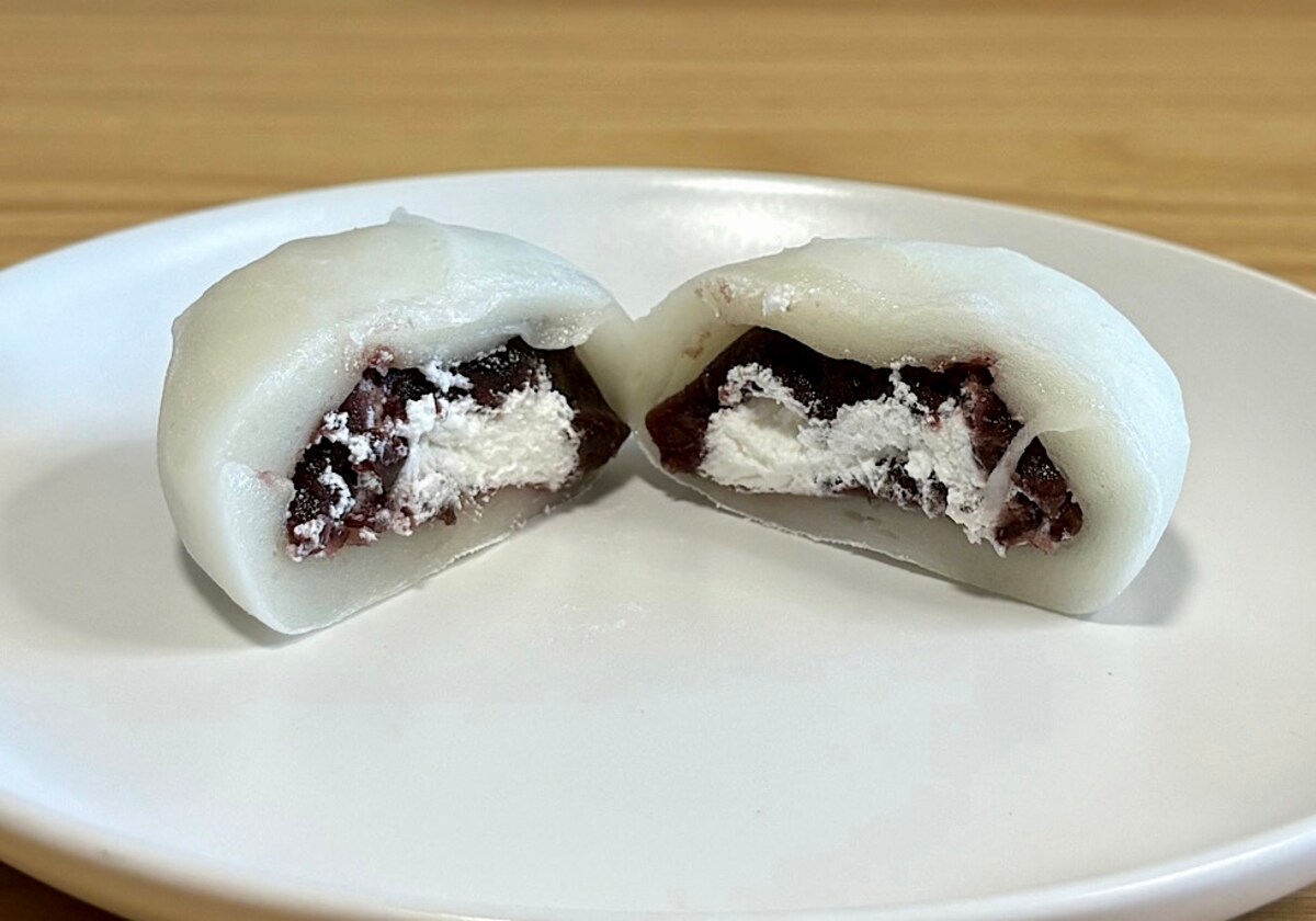 ずっしりとした大福のなかには、惜しみなく粒あんとクリームが入っています！