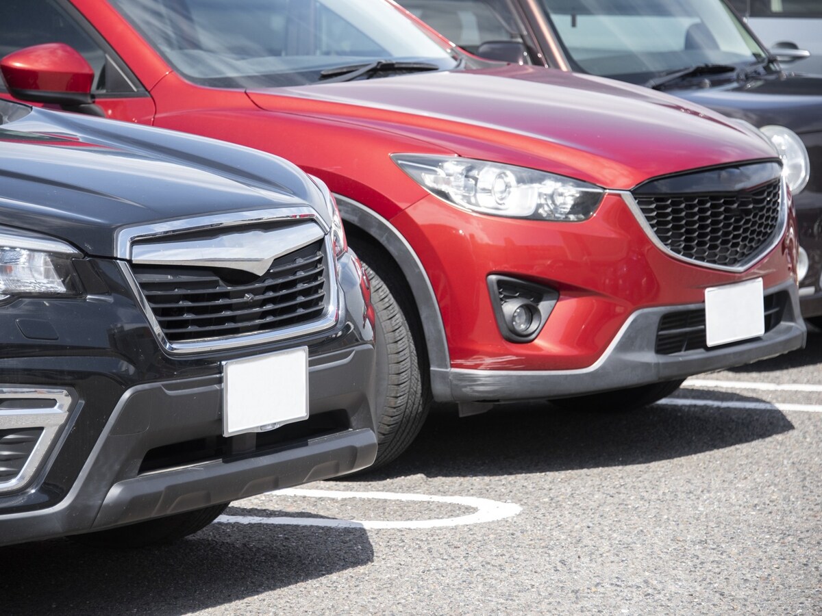 夏の炎天下では車内の温度は危険なほどに上昇…… ※画像：PIXTA