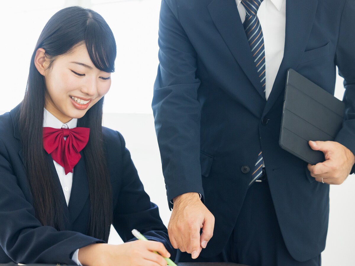 塾講師が伝授する、ちょっとズルいけど効果的な「先生を味方につける」テクニックとは？※画像出典：PIXTA