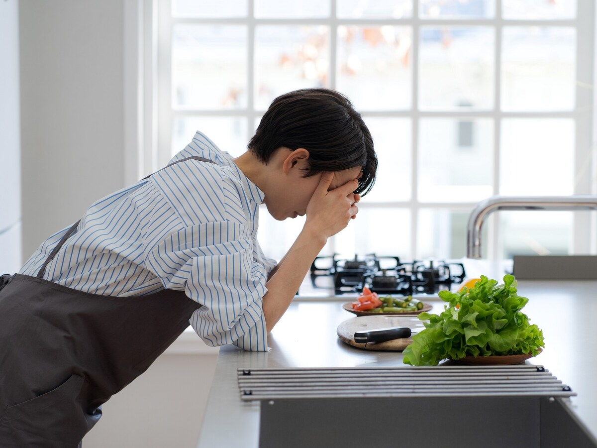中には日常生活が破綻してしまう人も（画像出典：PIXTA）