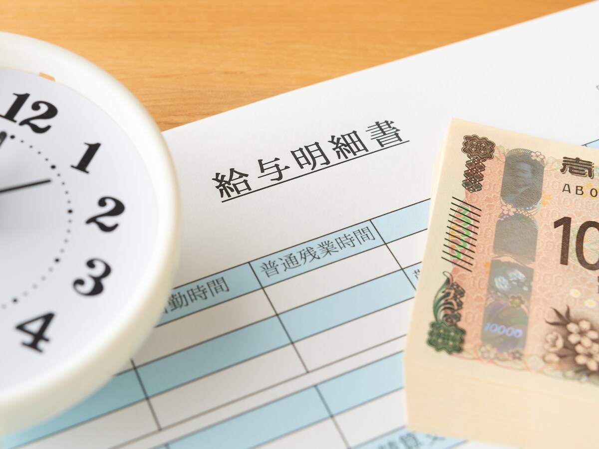 「最低賃金1500円へ」は、私たちの生活を豊かにしてくれそうな素晴らしい政策に見えますが…。 ※画像出典：PIXTA