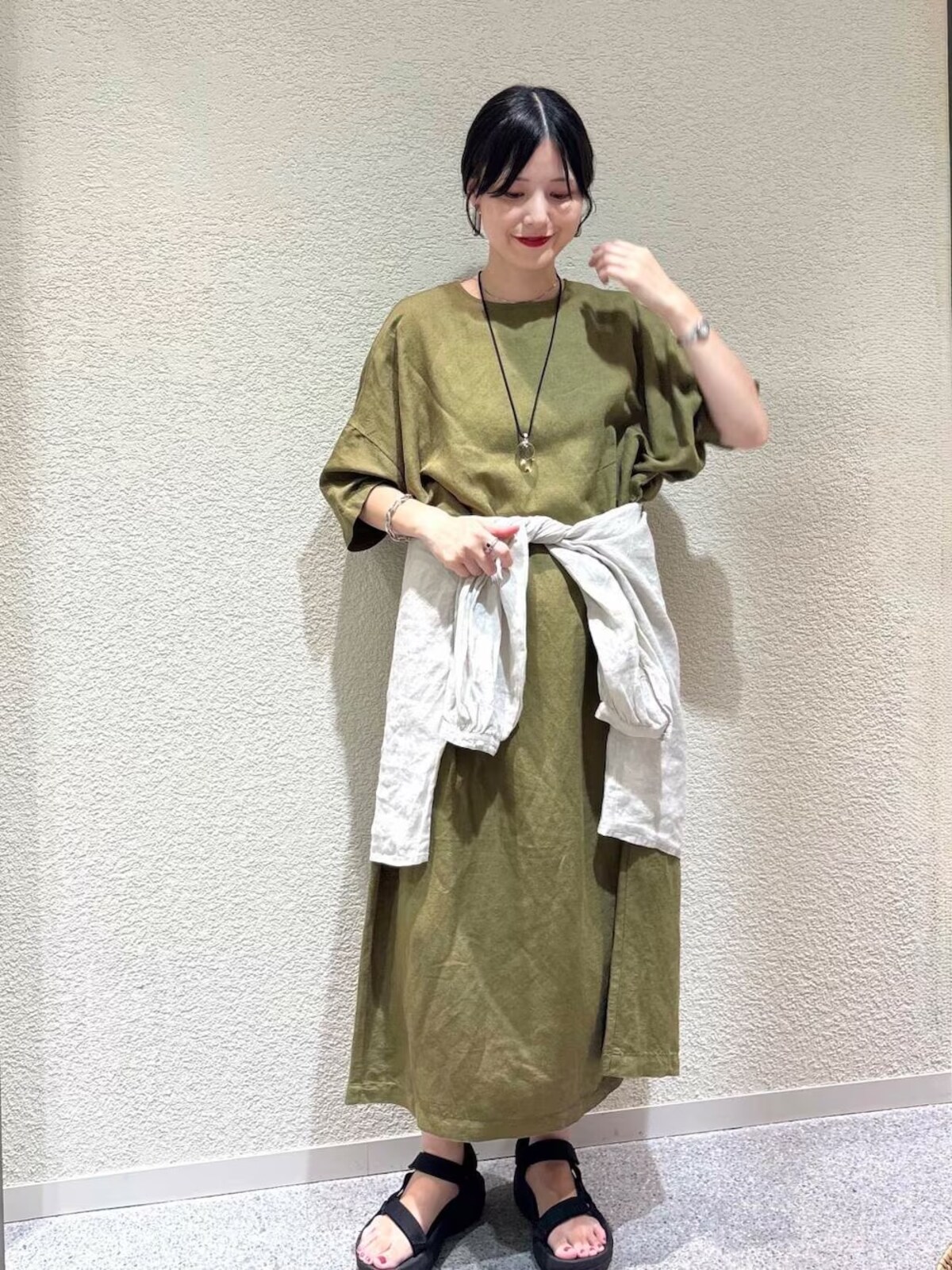 秋も着られるシックなカラーで季節感のあるおしゃれを　出典：WEAR