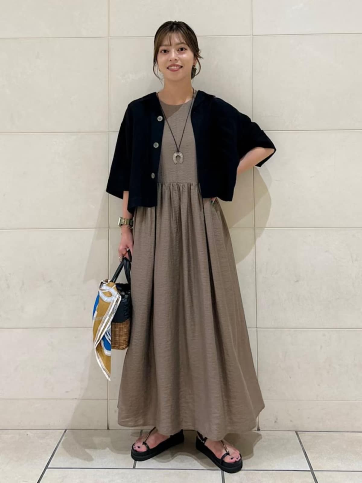 【OKコーデ】上半身をコンパクトに見せるショート丈の羽織があると便利　出典：WEAR
