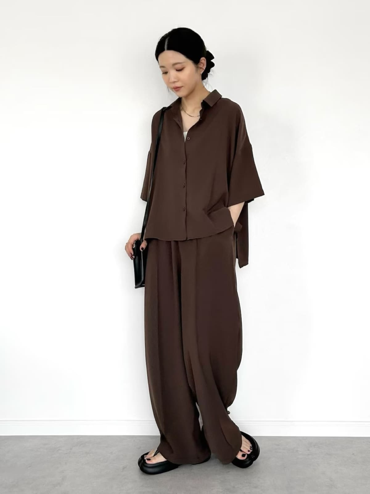 ブラウンのセットアップでこなれ感のある着こなしに　出典：WEAR