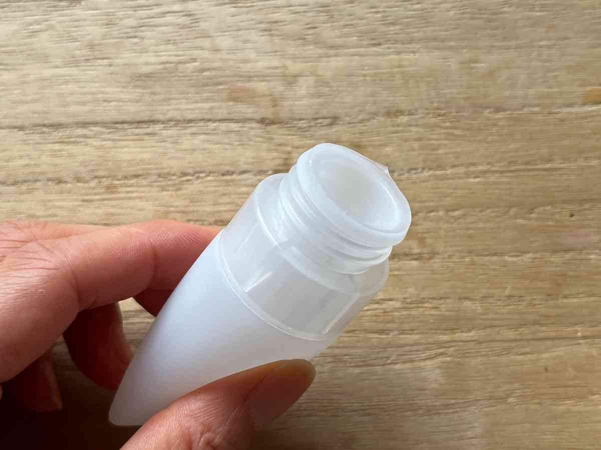 セリアの「シリコンチューブ」はキャップが取れる