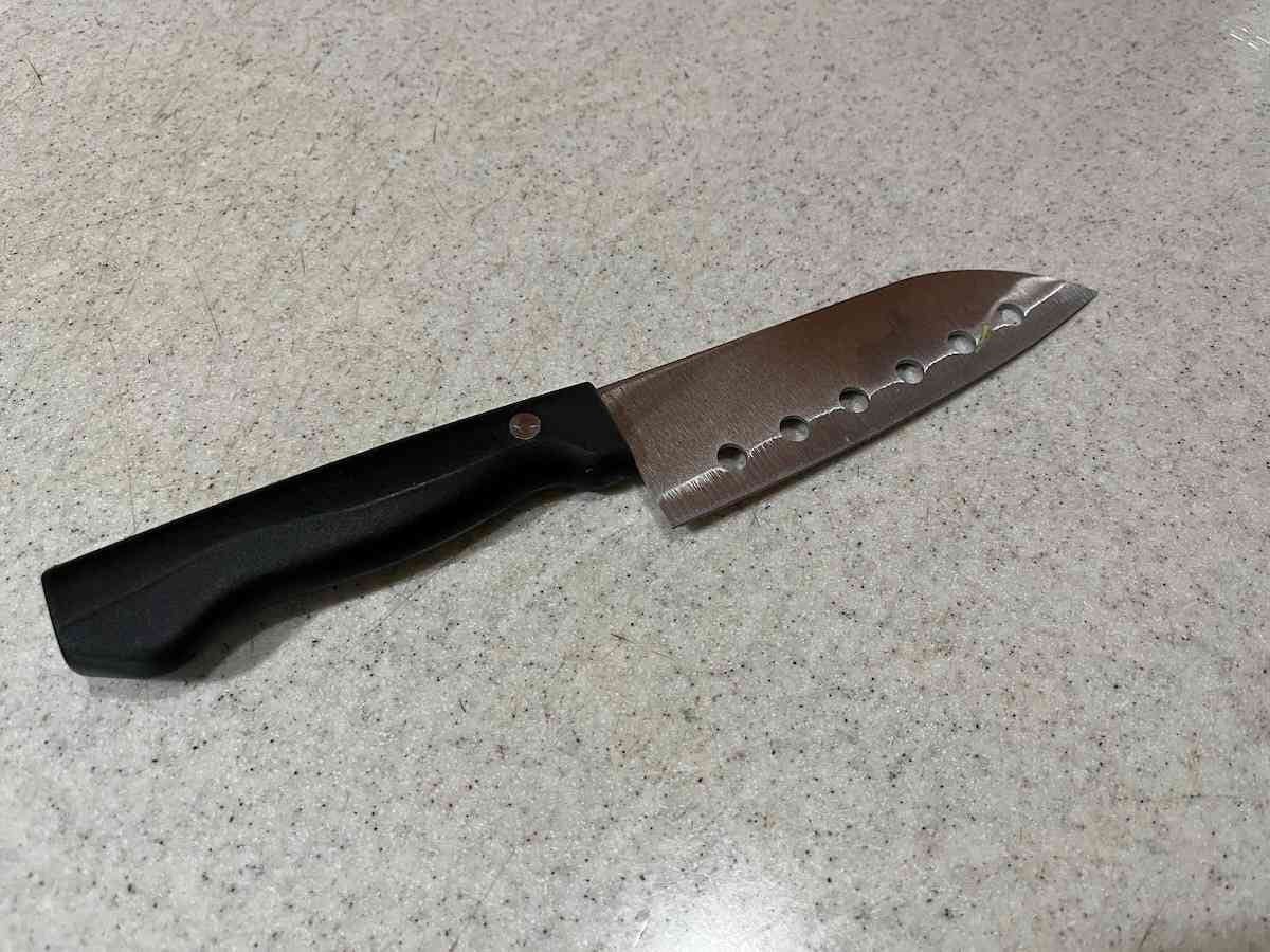 セリアの「小型 穴明包丁」は刃の近くに丸い穴が空いている