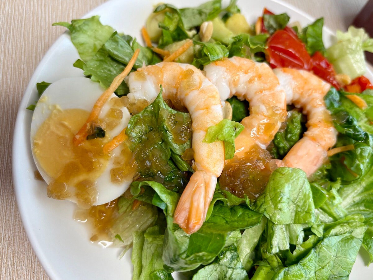 玉ねぎのコクとシークヮーサーの爽やかな風味が◎。サラダをパクパク食べられるおいしさです！