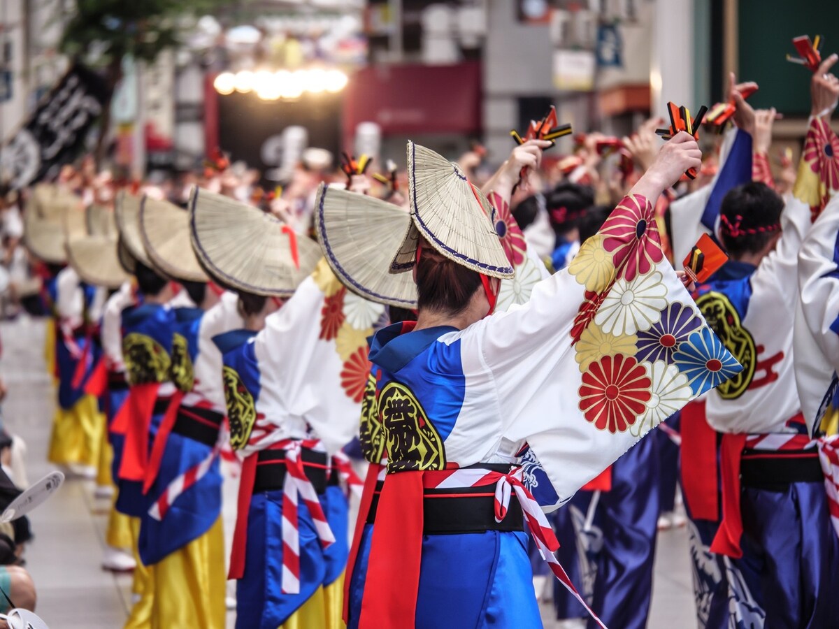 毎年8月9～12日に開催される高知「よさこい祭り」は夏の風物詩 ※画像：PIXTA