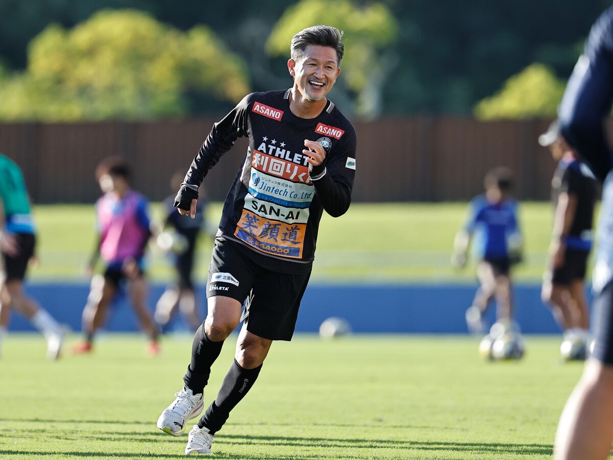 リーグ最年長出場記録を更新した三浦知良選手 ※写真：ムツ・カワモリ／アフロ