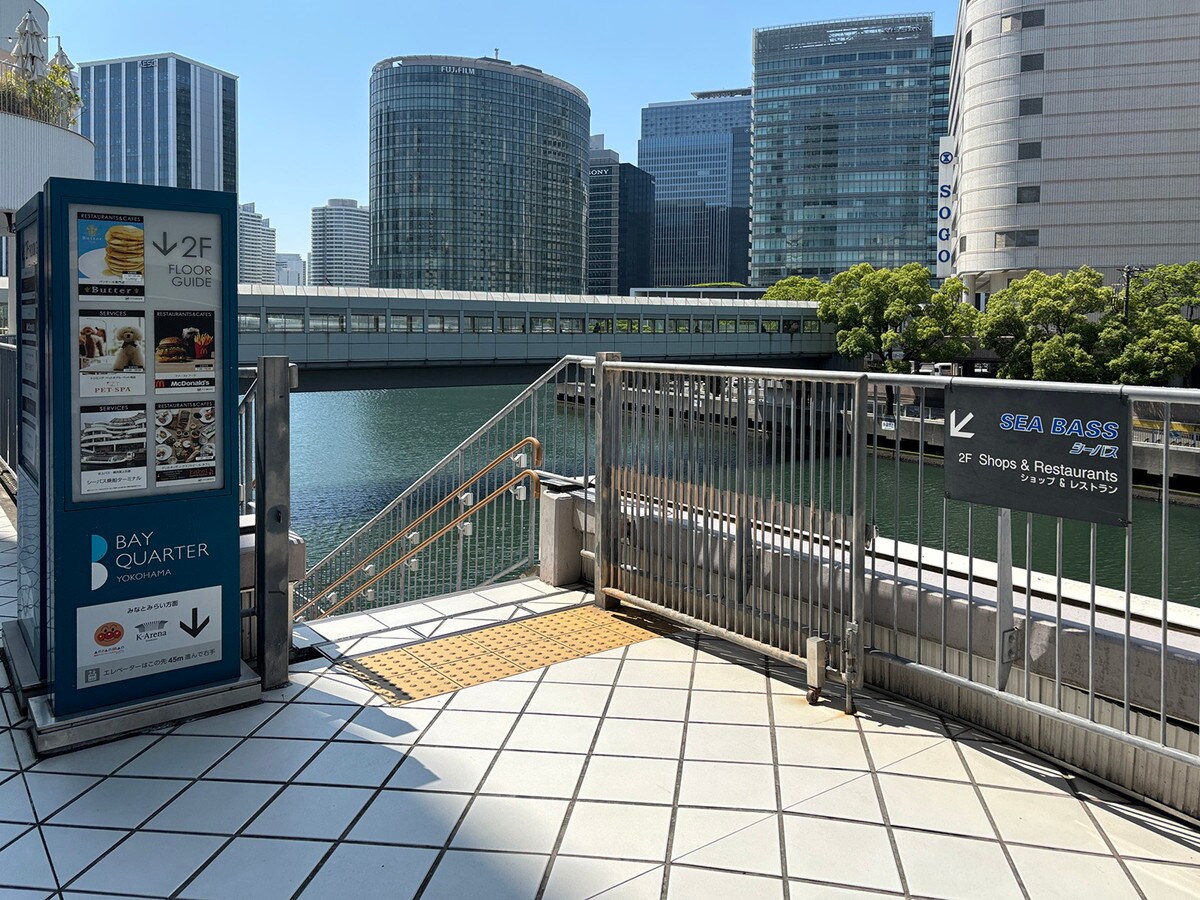階段を下りてシーバス乗り場へ向かう（筆者撮影）