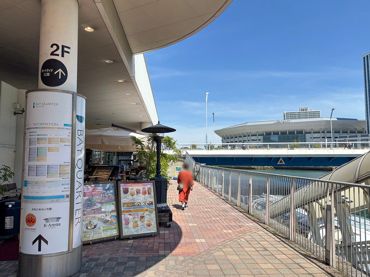 シーバス乗り場を過ぎ、道なりにまっすぐ進む（筆者撮影）
