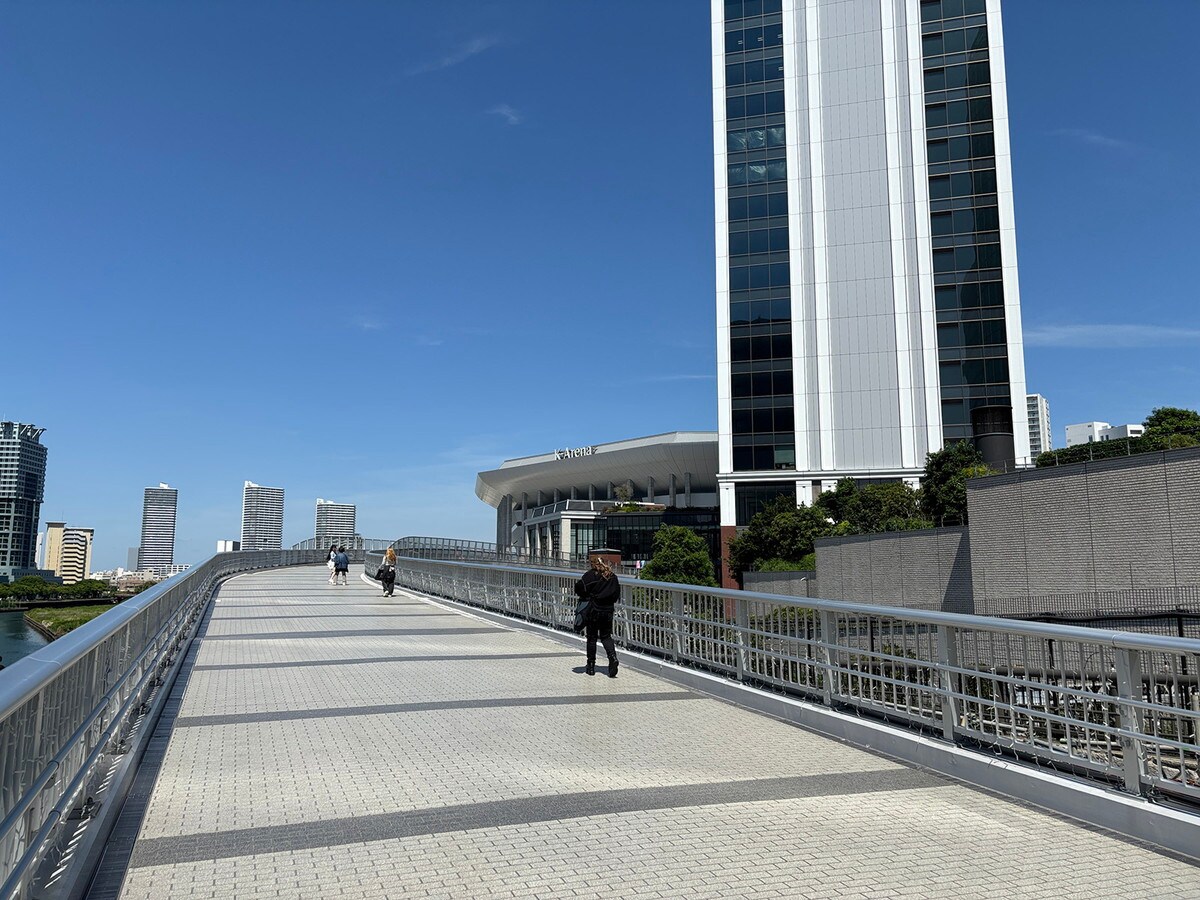 2025年3月に開通した「高島水際線デッキ」（歩道橋）（筆者撮影）