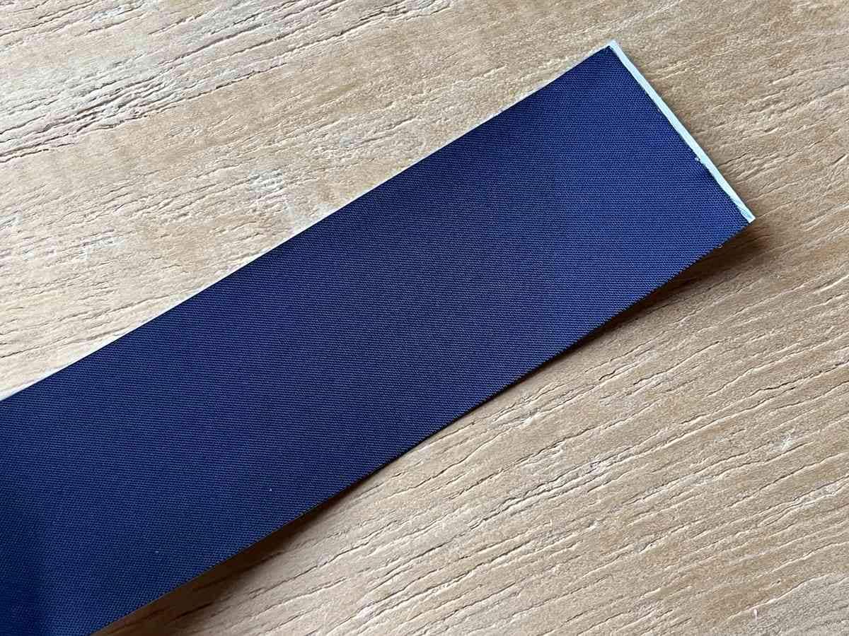 セリアの「すそあげテープ」はテープタイプ