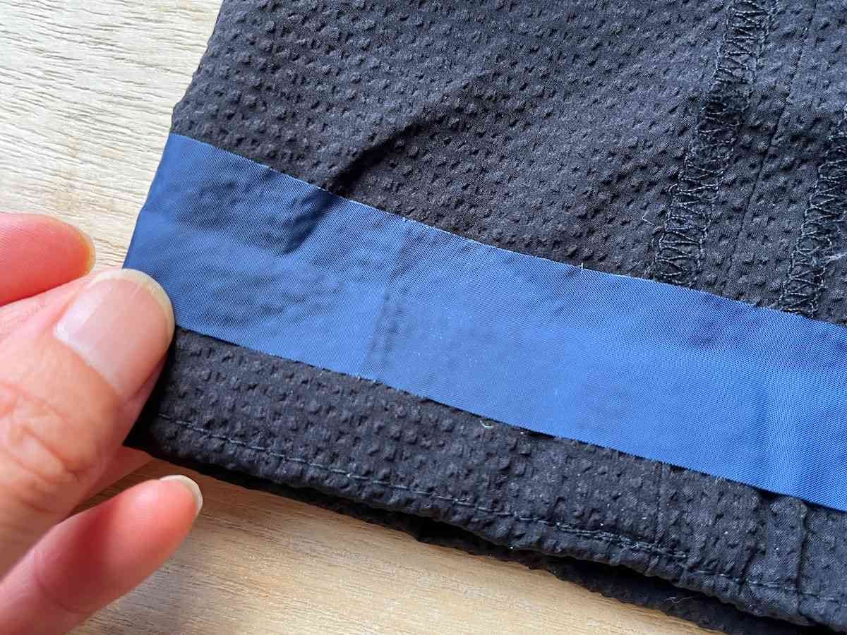 粘着力は強いので、生地にしっかりとつく