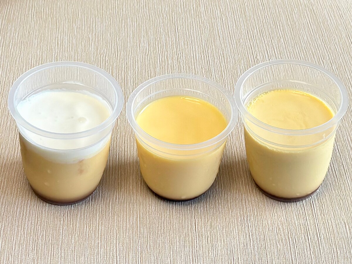 左：「バウムプリン」、中央：「契約農場たまごのプリン」、右：「特濃生クリームプリン」