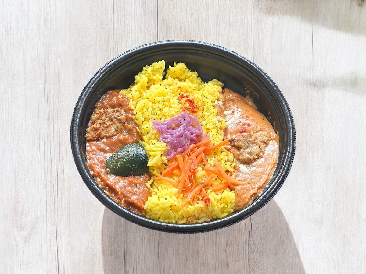 エリックサウス監修あいがけスパイスカレー 698円（税込753.84円）