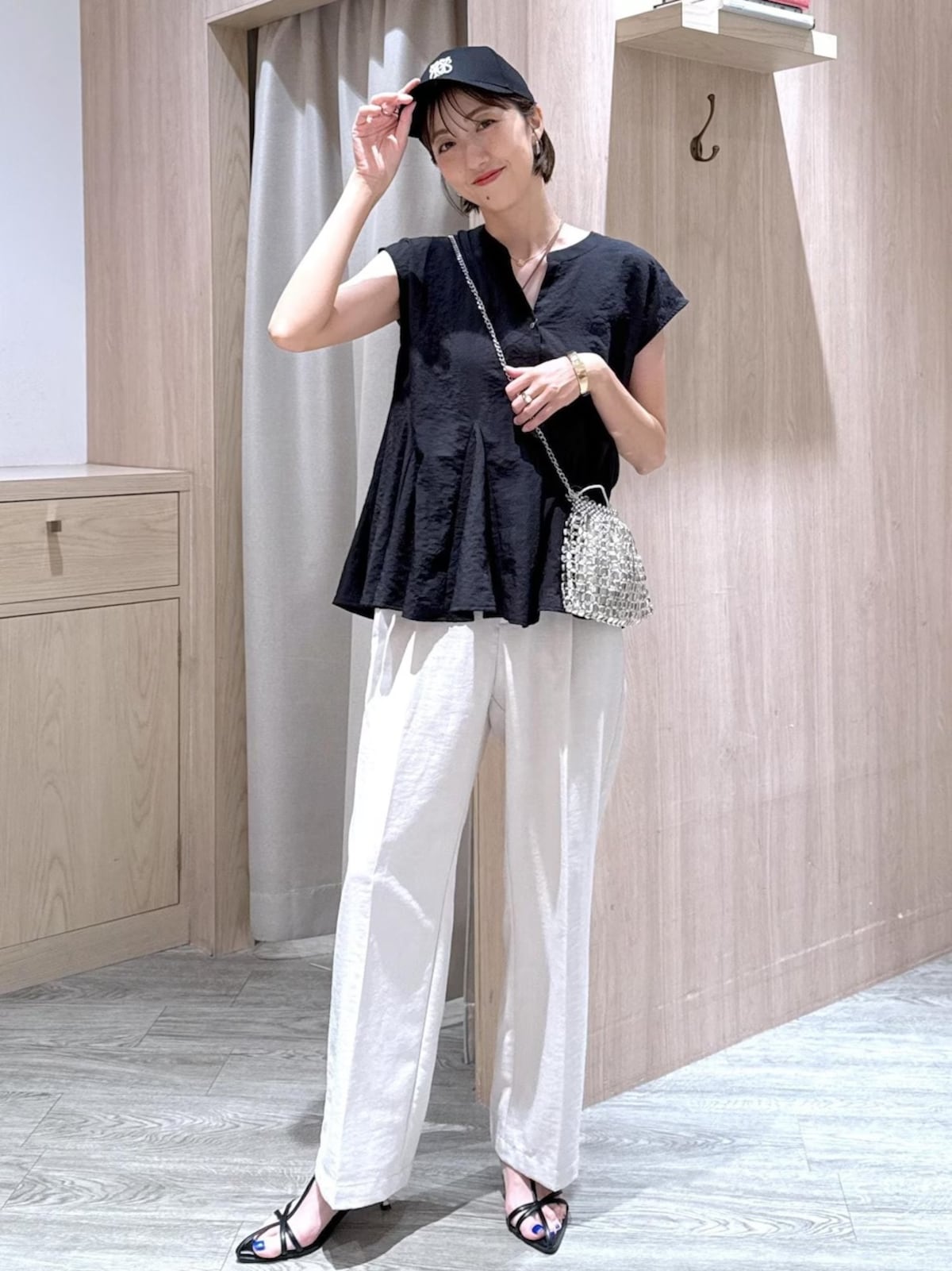 動きやすいパンツコーデに小物を効かせておしゃれ度アップ　出典：WEAR