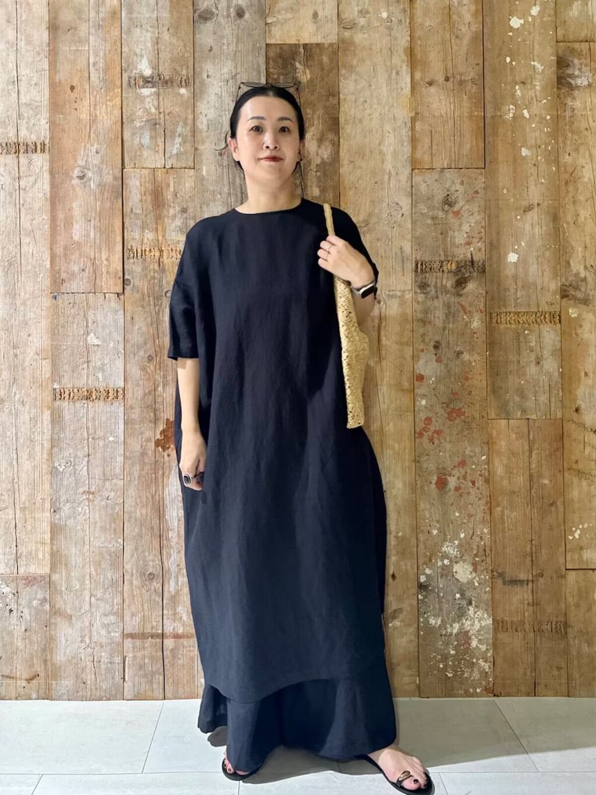 ゆったりシルエットでもオールブラックで引き締めて　出典：WEAR