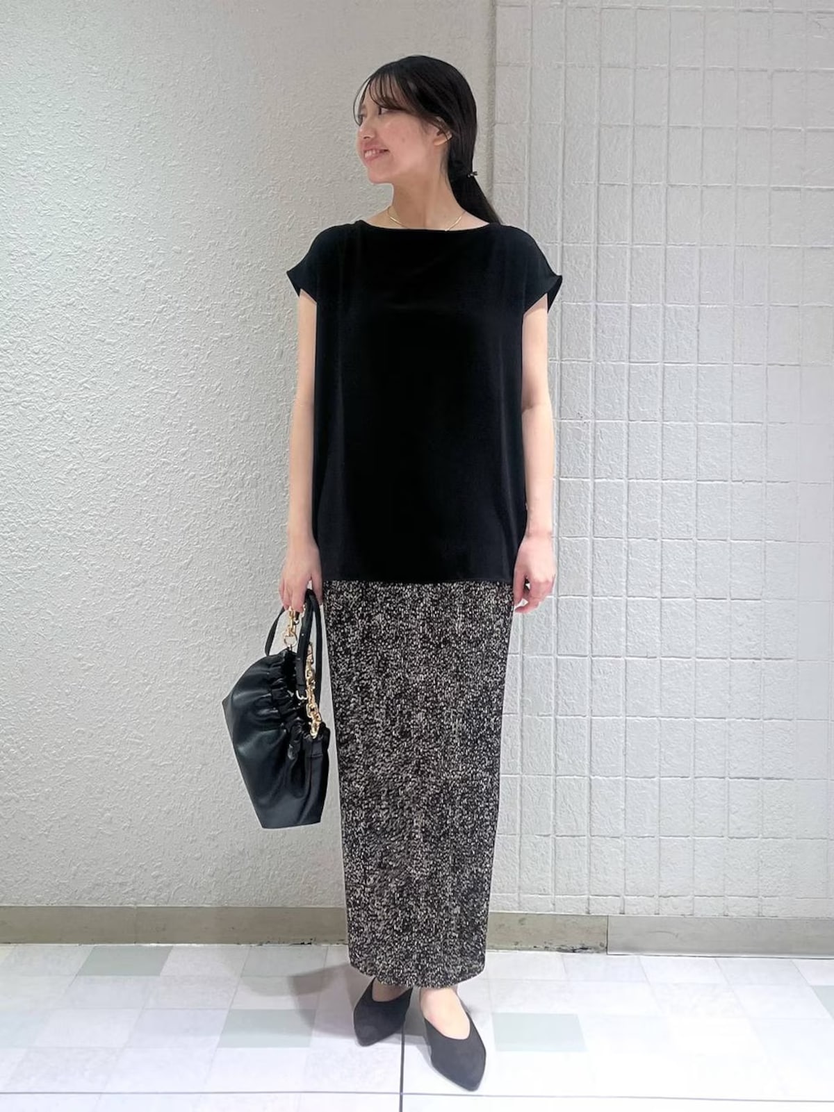 トップス＆スカートをブラックで揃えて落ち着いた雰囲気に　出典：WEAR
