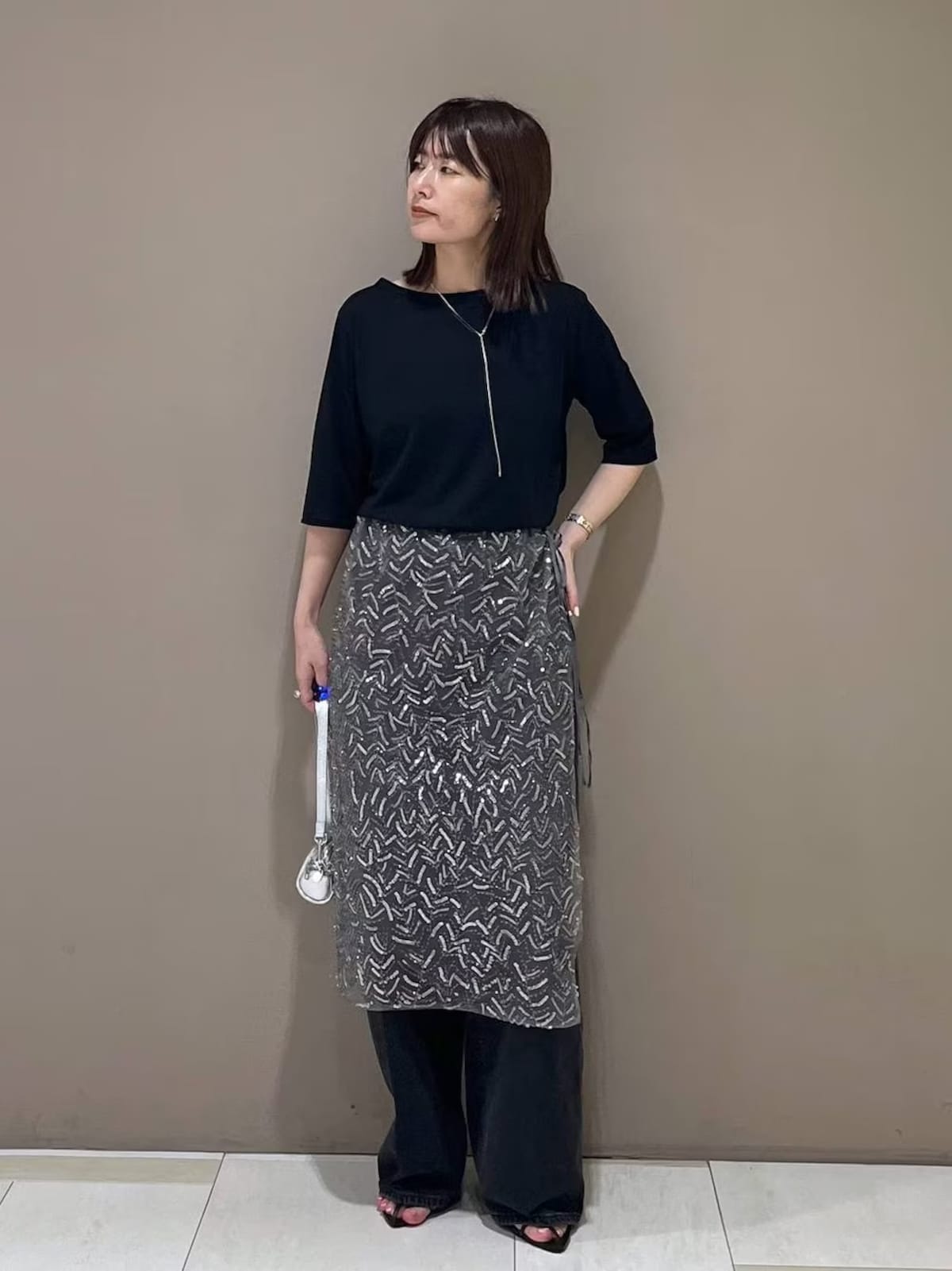 シアー素材の五分袖カットソーで抜け感を　出典：WEAR